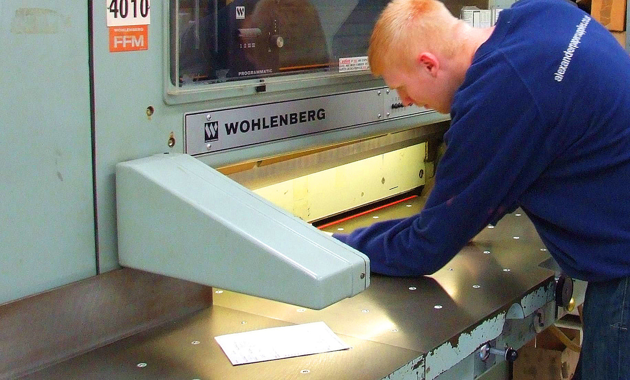 Operative working on a Wohlenberg Paper guillotine